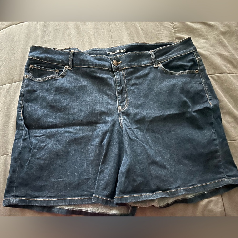 Plain dark blue denim shorts, sz 22W, fit true, Zip front and back pockets, 7”